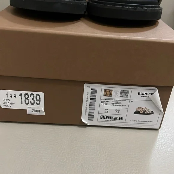 AUTHENTIC KIDS BURBERRY SHOES SIZE 35 EUROPE/ 4 BIG KID - Picture 4 of 9